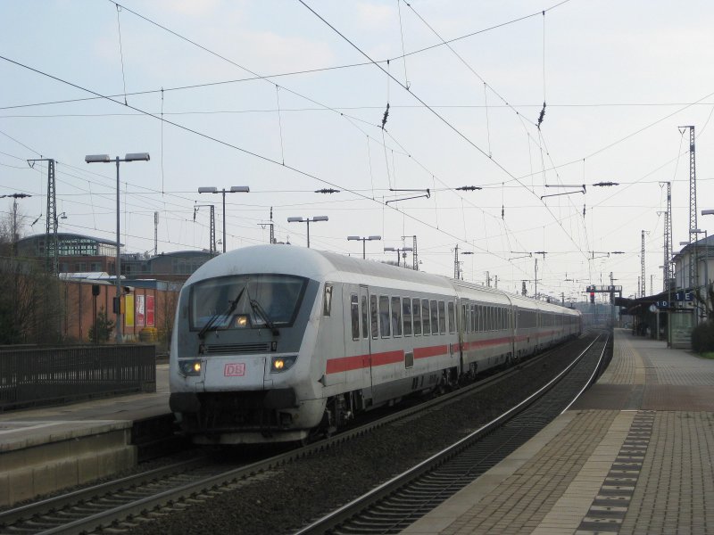 IC 2372 Karlsruhe Hbf - Stralsund steht am 31.03.09 im leergefegten Bahnhof von Lneburg und wartet auf die Freigabe zur Weiterfahrt Richtung Hamburg.
