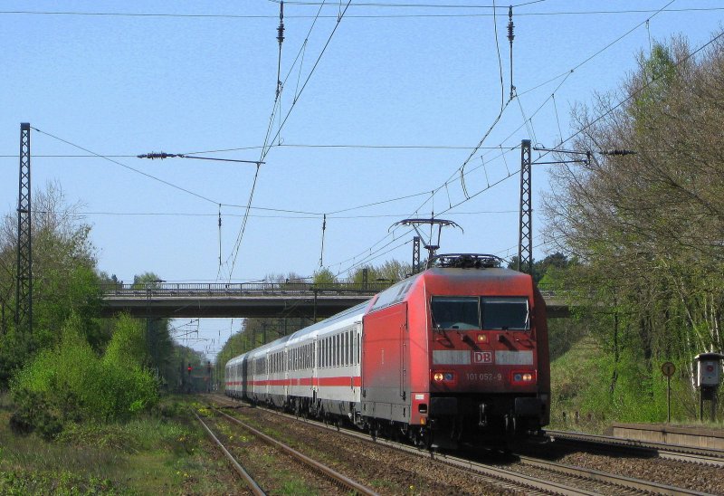 IC 2375 Hamburg-Altona - Frankfurt (M) Hbf gezogen von 101 052-9 rast am 18.04.09 mit 200 sachen durch Radbruch zum n�chsten Planhalt nach L�neburg.