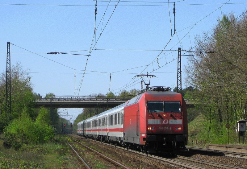IC 2375 Hamburg-Altona - Frankfurt (M) Hbf gezogen von 101 052-9 rast am 18.04.09 mit 200 sachen durch Radbruch zum nchsten Planhalt nach Lneburg.