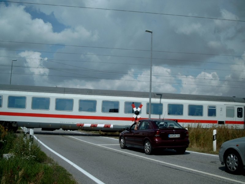 IC 2376 nach Stralsund auf dem Bahnbergang bei Ventschow (Nordwestmecklenburg) der Bahnstrecke Schwerin-Bad Kleinen-Rostock (05. August 2006)