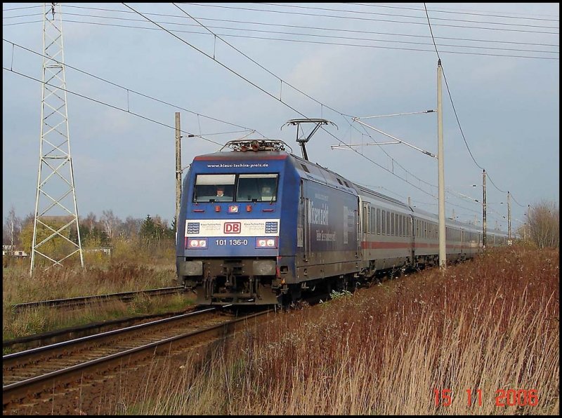 IC 2377 vom Ostseebad Binz nach Karlsruhe Hbf. Bespannt wurde der IC von der  Klausi 101 136 und wird in wenigen Minuten den Rostocker Hbf erreichen.