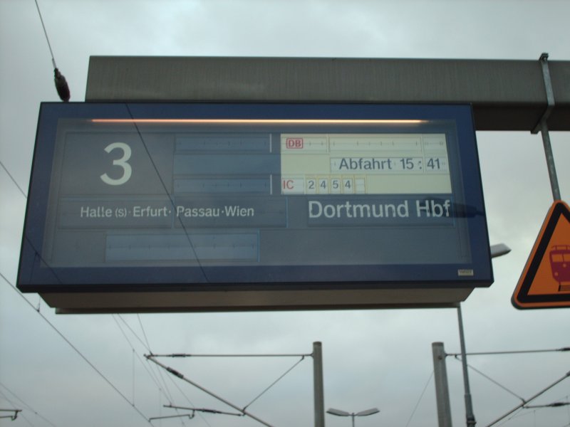 IC 2454  Pommersche Bucht  fhrt von Stralsund nach Dortmund Hbf ber Bitterfeld, Halle(Saale)Hbf, Erfurt Hbf und neuerdings ber Passau und Wien???!!! Ist ganz schn weiter weg, oder nicht!?(aufgenommen in Bitterfeld am 2.11.2006)
