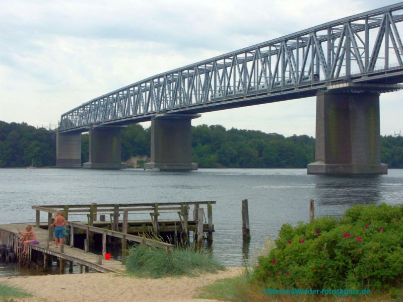 IC 3 -Einheit auf der alten Kleinbeltsbrcke, Dnemark. Ende Juni 09.