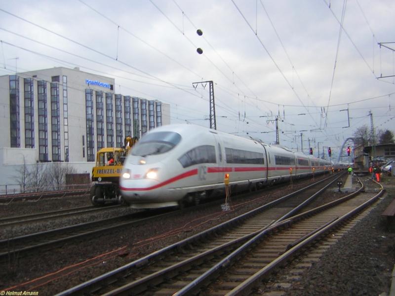 IC 328 nach Dortmund passierte am 26.03.2006 mit 403 032 und 403 008 von Frankfurt am Main Hauptbahnhof kommend gleich die Baustelle der Erneuerung des Streckengleises nach Mannheim. 