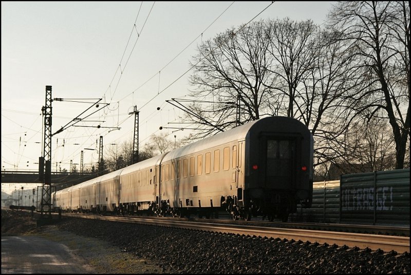 IC 332, Norddeich-Mole - Kln Hbf, im Gegenlicht bei Haltern am See. (27.12.2008)