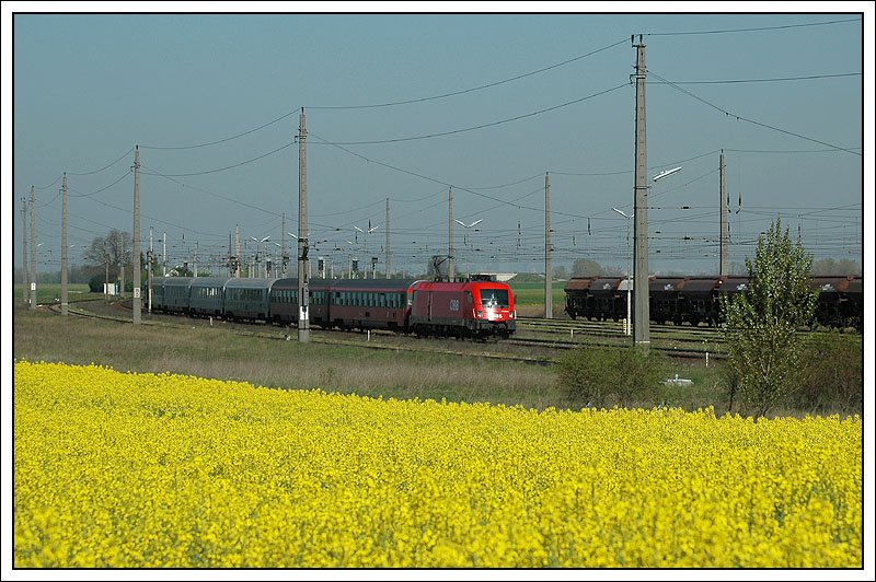IC 345  Avala  von Wien Westbahnhof nach Beograd am 15.4.2007 bei der Durchfahrt in Gramatneusiedl.