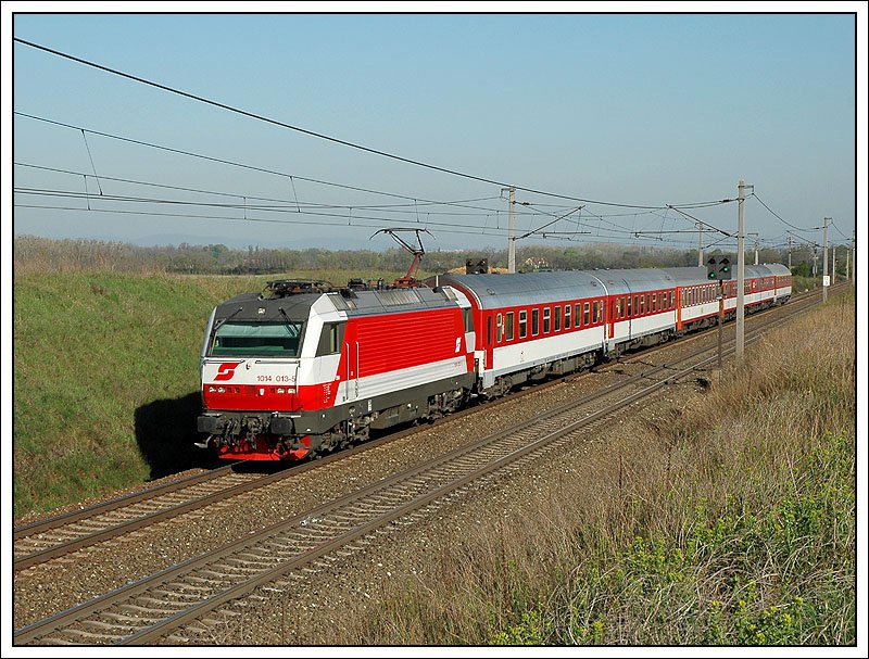 IC 405 „Tatran“ von Wien West nach Kosice am 15.4.2007 kurz vor Gramatneusiedl.
