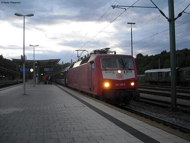 IC 489 mit planmig BR 120 nach Zrich hier Bahnhof Rottweil am 06. Juli 2009.
