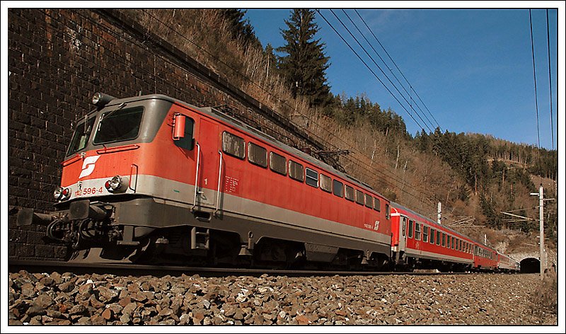 IC 514 von Graz nach Salzburg am 6.3.2008 nach der Ausfahrt aus dem Galgenbergtunnel vor St. Michael in der Obersteiermark. 18 mm Aufnahme - Bild im Nachhinein entzerrt.