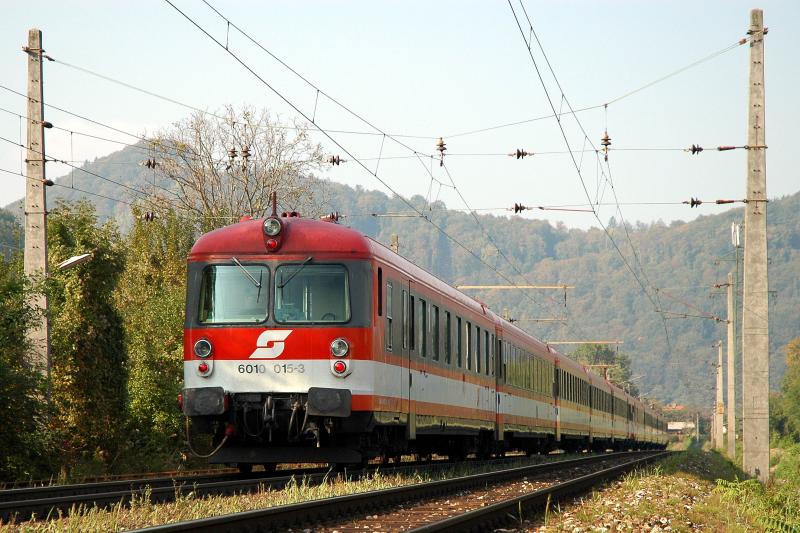 IC 514 (Graz-Salzburg) am 13.10.2005 bei der Ausfahrt aus dem Grazer Hauptbahnhof