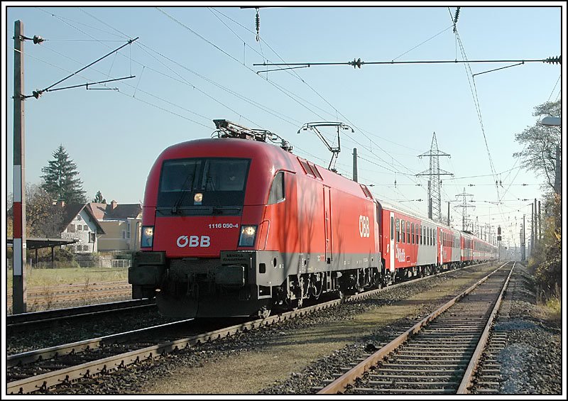 IC 514  Haus der Natur Salzburg  von Graz nach Salzburg, wird normalerweise nur von einer 4010er Triebwagengarnitur traktioniert. Freitags wird dieser Zug allerdings durch sogenannte  Schleuderwagen  verst�rkt, was einen Vorspann notwendig macht. F�r diese Leistung war am 24.11.2006 der Rotkreuztaurus 1116 264 eingeteilt. Wie allerdings auf dem Foto zu sehen ist, wurde er aus seinem geplanten Umlauf genommen. Die Aufnahme entstand kurz nach der Ausfahrt aus dem Grazer Hauptbahnhof, in Graz G�sting.