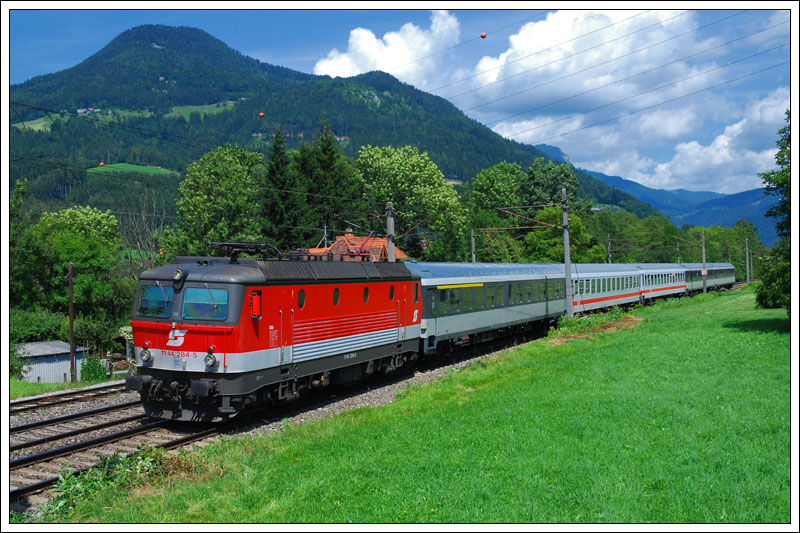 IC 515 „AFS Austauschprogramme“ (Zugnamen gibt es *gg*) von Innsbruck nach Graz wurde am 29.4.2009 von  1144 284 traktioniert. Die Aufnahme enstand in Peugen kurz vor Frohnleiten.