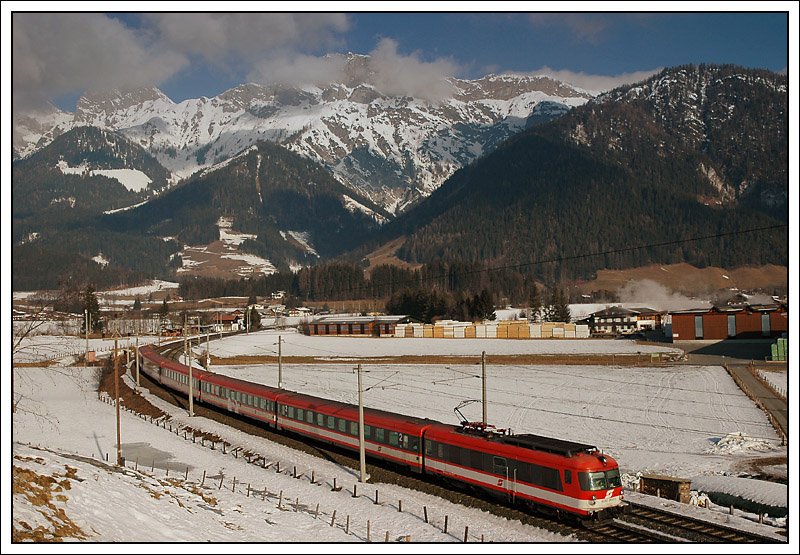 IC 515  Therme Nova K�flach  von Innsbruck nach Graz, mit Triebkopf 4010 008 an der Spitze und den Leoganger Steinberge im Hintergrund, aufgenommen am 16.2.2008 zwischen Leogang und Saalfelden.