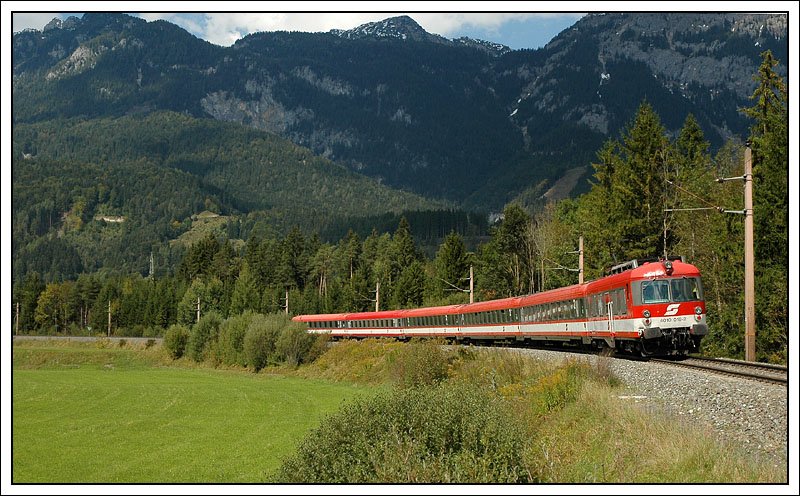 IC 517 „Karl B�hm“ von Salzburg nach Graz mit Triebkopf 4010 018 voraus kurz vor der Querung der Enns und kurz vor der Durchfahrt in Haus im Ennstal am 14.9.2007.