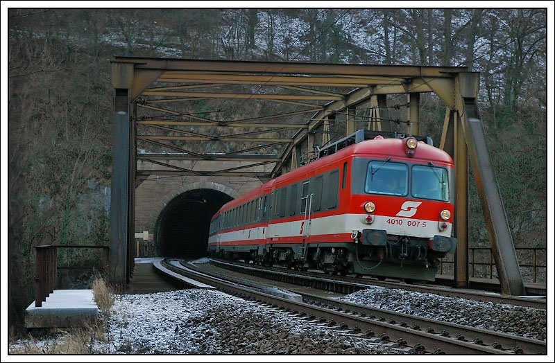 IC 518  Karl Bhm  von Graz auf dem Weg nach Salzburg, am 11.1.2008 bei der Ausfahrt des Kugelstein Tunnel kurz nach dem Bahnhof Peggau-Deutschfeistritz.
