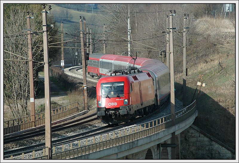 IC 532  KELAG Energie Express  von Villach nach Wien wurde am 10.4.2007 von 1016 037 bespannt. Die Aufnahme zeigt den Zug bei der Querung des Holzergraben-Viaduktes auf der Semmering Sdrampe kurz nach Spital am Semmering. Dieses Viadukt ist 81,5 Meter lang und 13 Meter hoch, hat sieben Bgen und ist das erste grere Bauwerk der Semmeringbahn von Sden aus gesehen.
