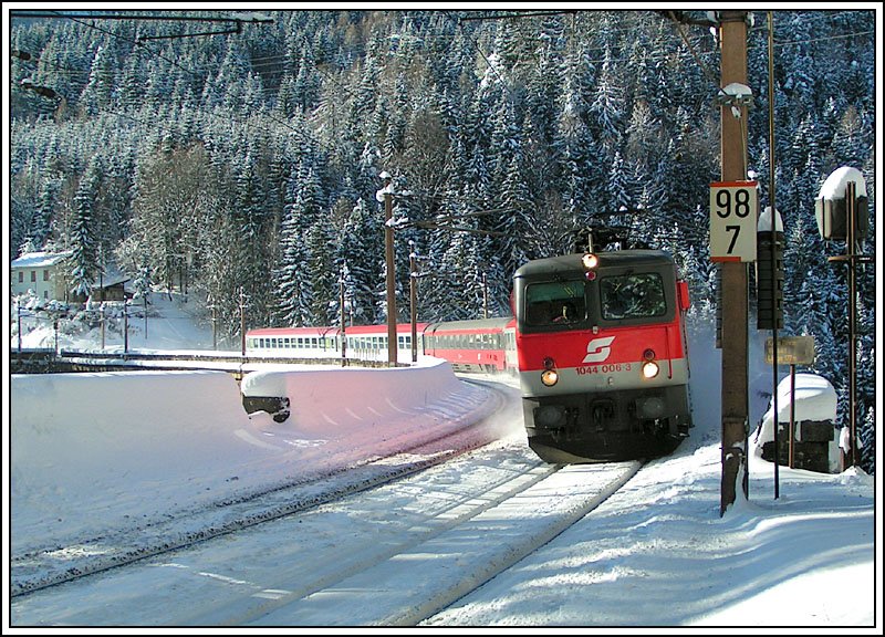 IC 532 von Villach nach Wien, bespannt mit 1044 006 am 5.2.2005 bei der Querung des hchsten Viaduktes der Semmeringstrecke, der Kalten Rinne.