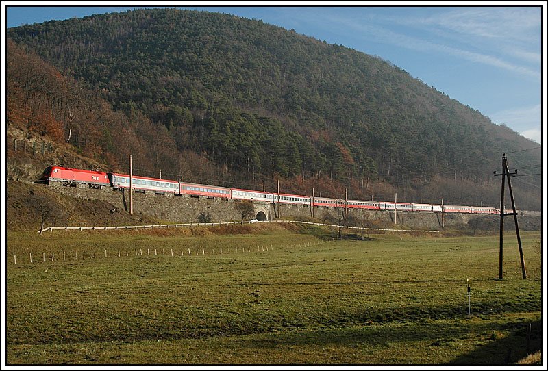 IC 533  Carinthischer Sommer  von Wien nach Villach, am 25.11.2006 kurz vor Payerbach-Reichenau.