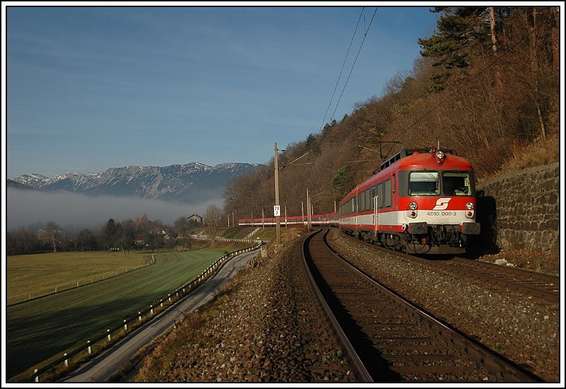 IC 550  Wiener Volkshochschulen  von Graz nach Wien, mit Triebkopf 4010 006 voraus kurz vor der Durchfahrt der Station Schl�glm�hl am 25.11.2006. Im Hintergrund als Kulisse zu sehen - die Rax.