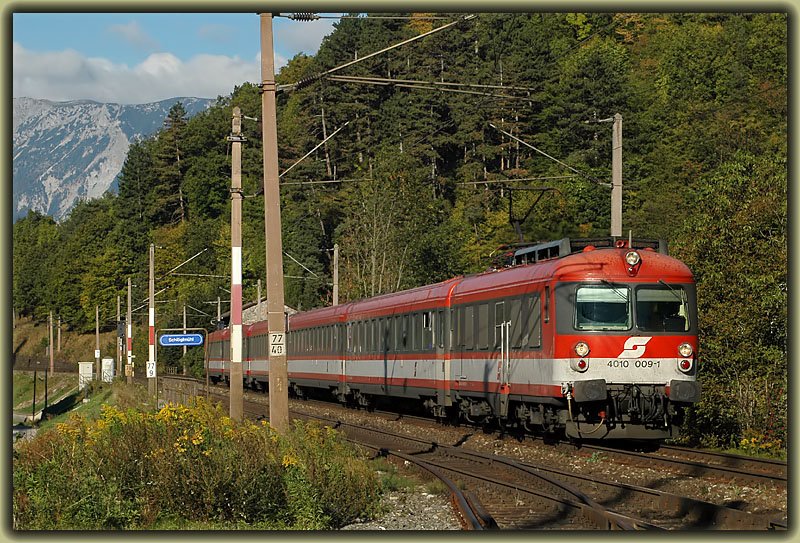 IC 550  Wiener Volkshochschulen  mit Triebkopf 4010 009 voraus bei der Durchfahrt in Schlglmhl am 8.10.2006