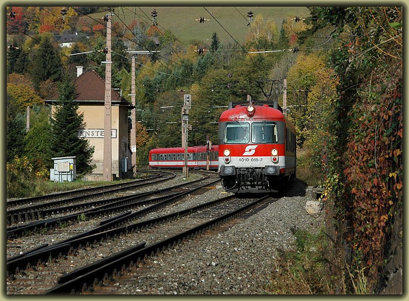 IC 552  Stadt Bruck a.d. Mur  von Graz nach Wien Sdbahnhof mit Triebkopf 4010 018 voraus am 26.10.2006 bei der Durchfahrt in Breitenstein am Semmering.