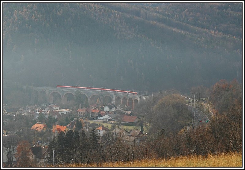IC 552  Stadt Bruck a.d. Mur  von Graz nach Wien Sdbahnhof am 25.11.2006 bei der Querung des Schwarza-Viadukt kurz vor dem Bahnhof Payerbach-Reichenau.