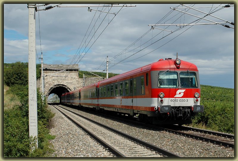 IC 559 „Stadt Bruck an der Mur“ von Wien nach Graz mit Steuerwagen 6010 020 voraus bei der Ausfahrt aus dem Busserltunnel kurz vor Pfaffsttten am 15.8.2006
