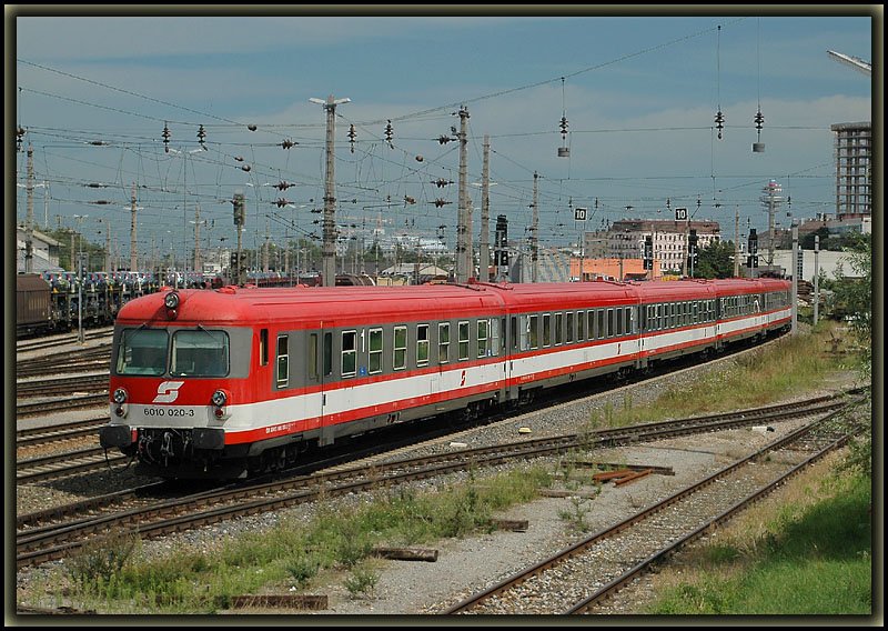 IC 559  Stadt Bruck an der Mur  mit Stuerwagen 6010 020 voraus von Wien auf dem Weg nach Graz am 19.8.2006 bei der Durchfahrt in Wien Matzleinsdorf.