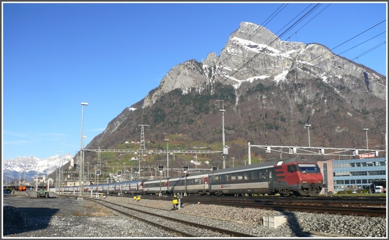 IC 565 Dosto Pendel mit Zusatzpaket verlsst bei nicht eben weihnachtlicher Stimmung den Bahnhof Sargans Richtung Chur. Als kulisse dient der Gonzen. (24.12.2008)