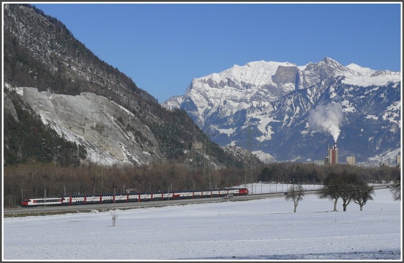 IC 572 von Chur nach Basel SBB mit Zusatzsteuerwagen vor dem Holcim Zementwerk Untervaz und dem Falknis im Hintergrund. (27.11.2008)