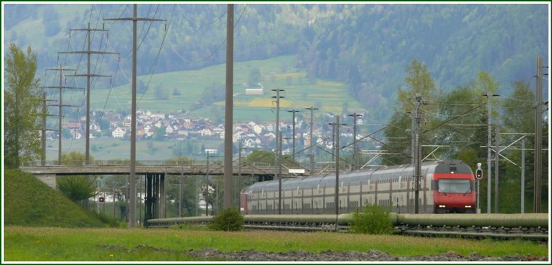 IC 575 bei Zizers auf dem Weg nach Chur. Im Vordergrund liegt die Fernheizleitung zwischen der KVA Trimmis-Untervaz und der Papierfabrik Landquart, im Hintergrund ist Jenins erkennbar. (30.04.2009)