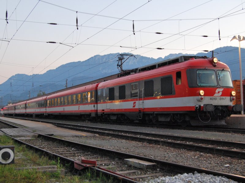 IC 600 mit Triebwagen 4010 011 voran
wartet in der Abendd�mmerung vom 23.09.2007
in Kirchdorf/Kr. auf seine Weiterfahrt nach Linz.
