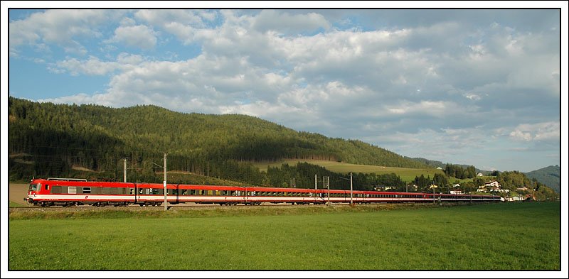 IC 610 von Graz nach Innsbruck mit 4010 018 an der Spitze. In Selztal werden die beiden Garnituren getrennt und die erste Garnitur fhrt als IC 600 nach Linz. Die Aufnahme entstand zwischen St. Michael und Seiz am 14.9.2007.
