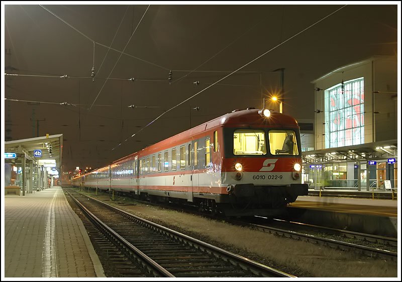 IC 611  Jaques Lemans  von Salzburg beim Erreichen seines Zugendbahnhofes Graz-Hauptbahnhof am Abend des 28.11.2006.
