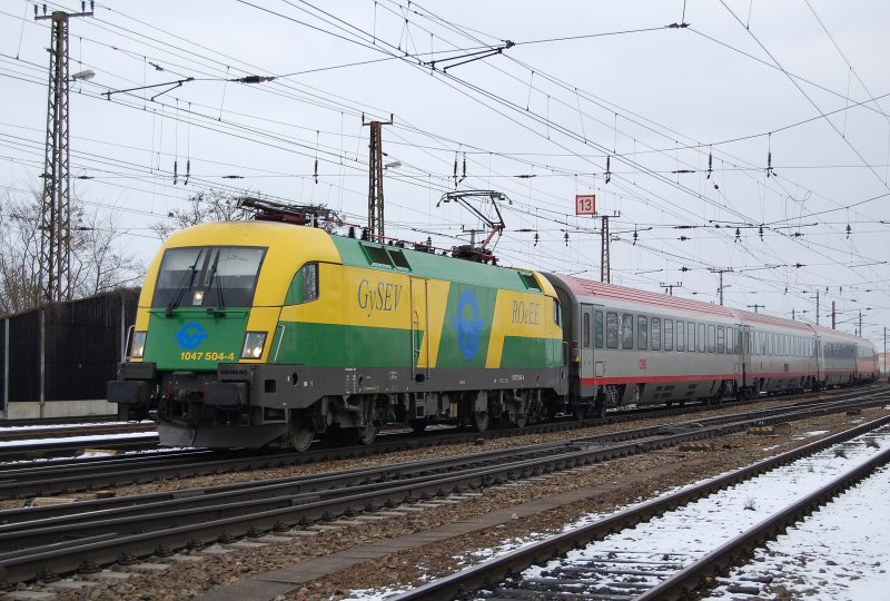 IC 640  Joseph Haydn  mit der 1047 504 an der Spitze
fhrt am 15.02.2009 in den Welser Hbf ein.