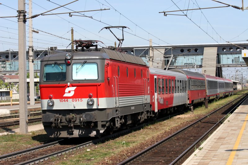 IC 642 (Hotel Ibis) bespannt mit der 1044 091 bei der Ausfahrt aus dem Bahnhof Wels am 21. April 2007.