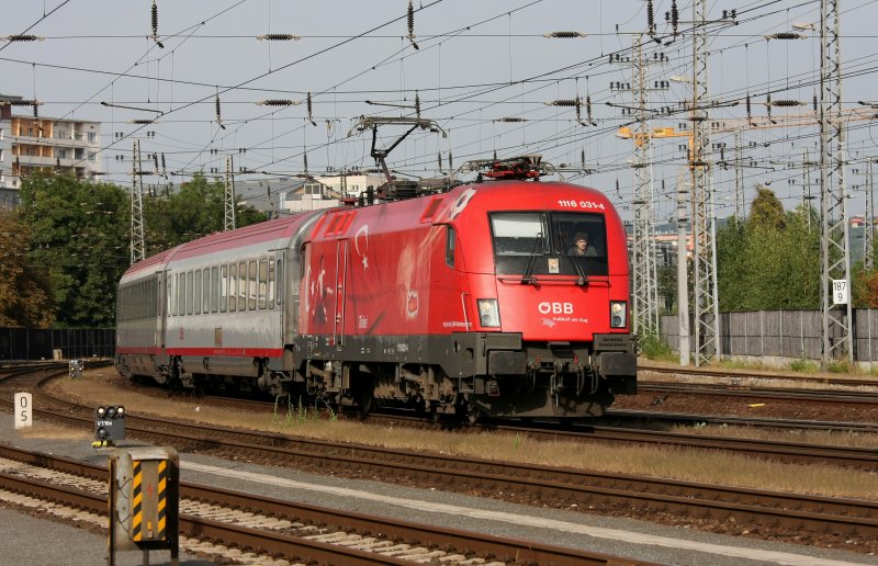 IC 646 bespannt mit 1116 031 (Eurolok Trkei) bei der Einfahrt in den Hauptbahnhof Linz am 10. September 2008. 