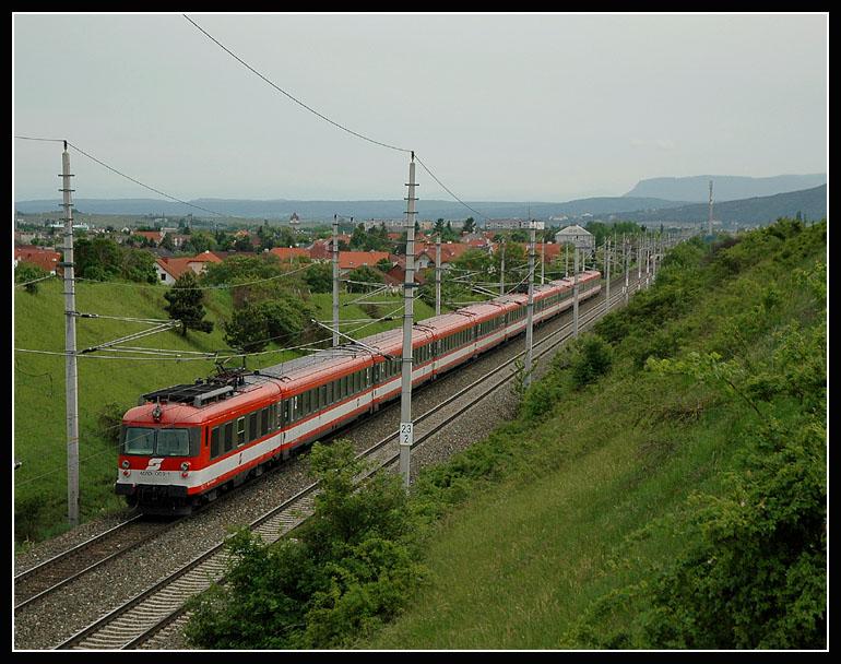 IC 653 „Superfund“ am 20.5.2006 von Wien auf dem Weg von Wien nach Graz kurz vor Pfaffst�tten.