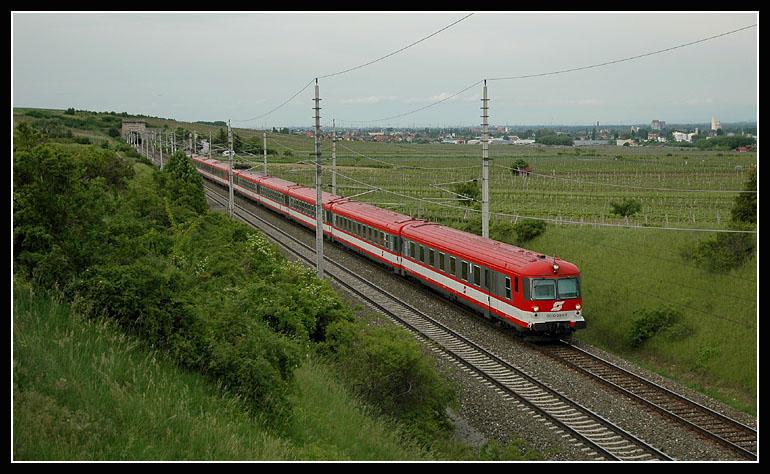 IC 653 „Superfund“ auf dem Weg von Wien nach Graz zwischen Gumpoldskirchen und Pfaffsttten am 20.5.2006