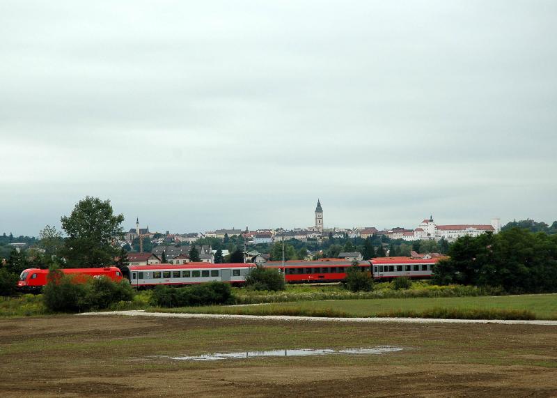 IC 693 (von Klagenfurt nach Wien-West) am 20.8.2005 zwischen St. Valentin und Enns. Im Hintergrund sieht man den Stadtturm von Enns. Enns ist die lteste Stadt von sterreich!
