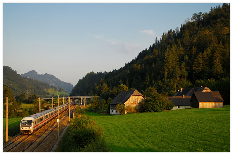 IC 718 von Graz nach Salzburg, am 20.8.2009 kurz vor Wald am Schoberpass aufgenommen. Geschoben wurde der Zug von 101 088.