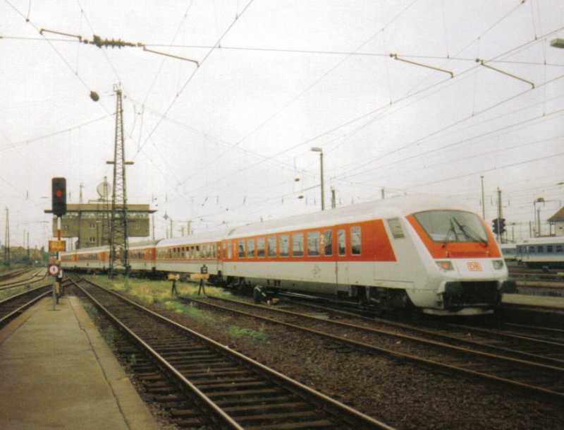 IC 819   Berthold Brecht  von Kiel nach Mnchen hat einfahrt in den Leipziger Hbf. Bild vom 20.08.98. Zuglok war eine 120.