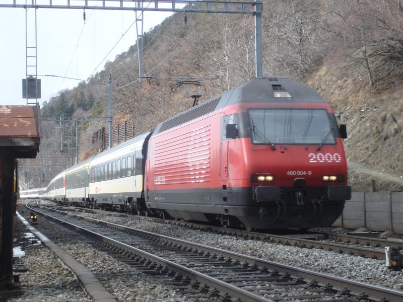 IC 820 mit der Re 460 064-9 am 11.2.2007 zwischen dem Luogelkinviadukt und Hohtenn.