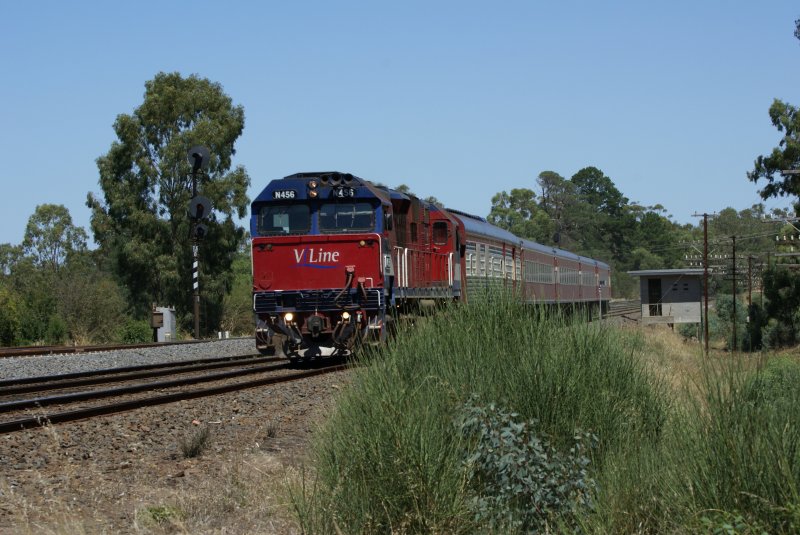 IC 8309 kommend von Melbourne Southern Cross durchfahrend nach Seymour