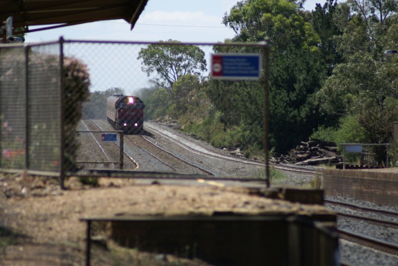 IC 8322 von Seymour nach Melbourne Souther Cross unterwegs kurz vor dem Bahnhof Tallarook