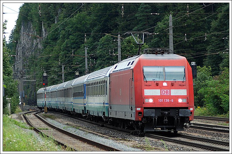 IC 85 von Mnchen nach Rimini, weiter ab Brennero/Brenner als IC 35085, wurde am 25.8.2008 bis zur sterreichisch/italienischen Grenze von 101 138 bespannt. Die Aufnahme entstand bei der Durchfahrt in Brixlegg.