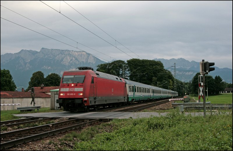IC 86  TIEPOLO , von Venezia Santa Lucia nach M�nchen Hbf, durchf�hrt mit der 101 052 als Zuglok das Inntal bei Oberaudorf. (04.07.2008)

