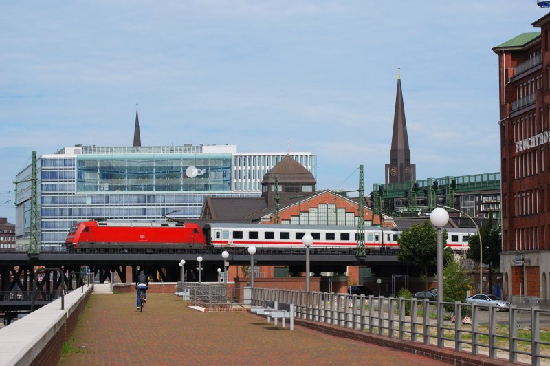 IC auf der Oberhafenbr�cke kurz nach dem verlassen Hamburg HBF's. 1.8.09