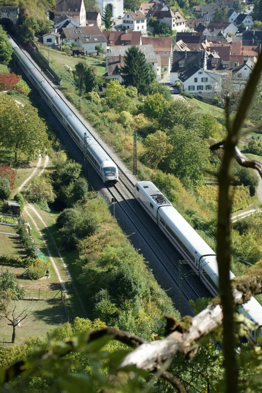 IC begegnet ICE. Bei Istein am 4. Oktober 2009.