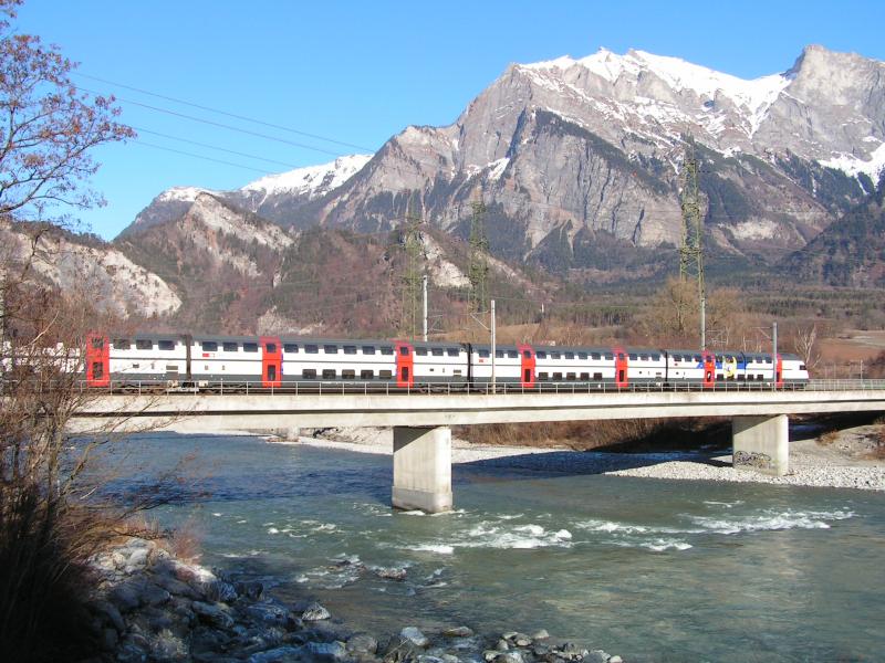 IC Dosto Basel-Chur auf der Rheinbrcke bei Bad Ragaz am 11.01.05
Vorne der Steuerwagen